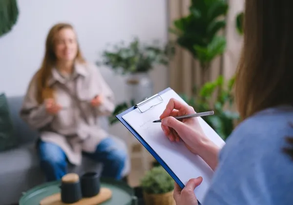 Therapeut neemt een zorgtraject door met een patiënt